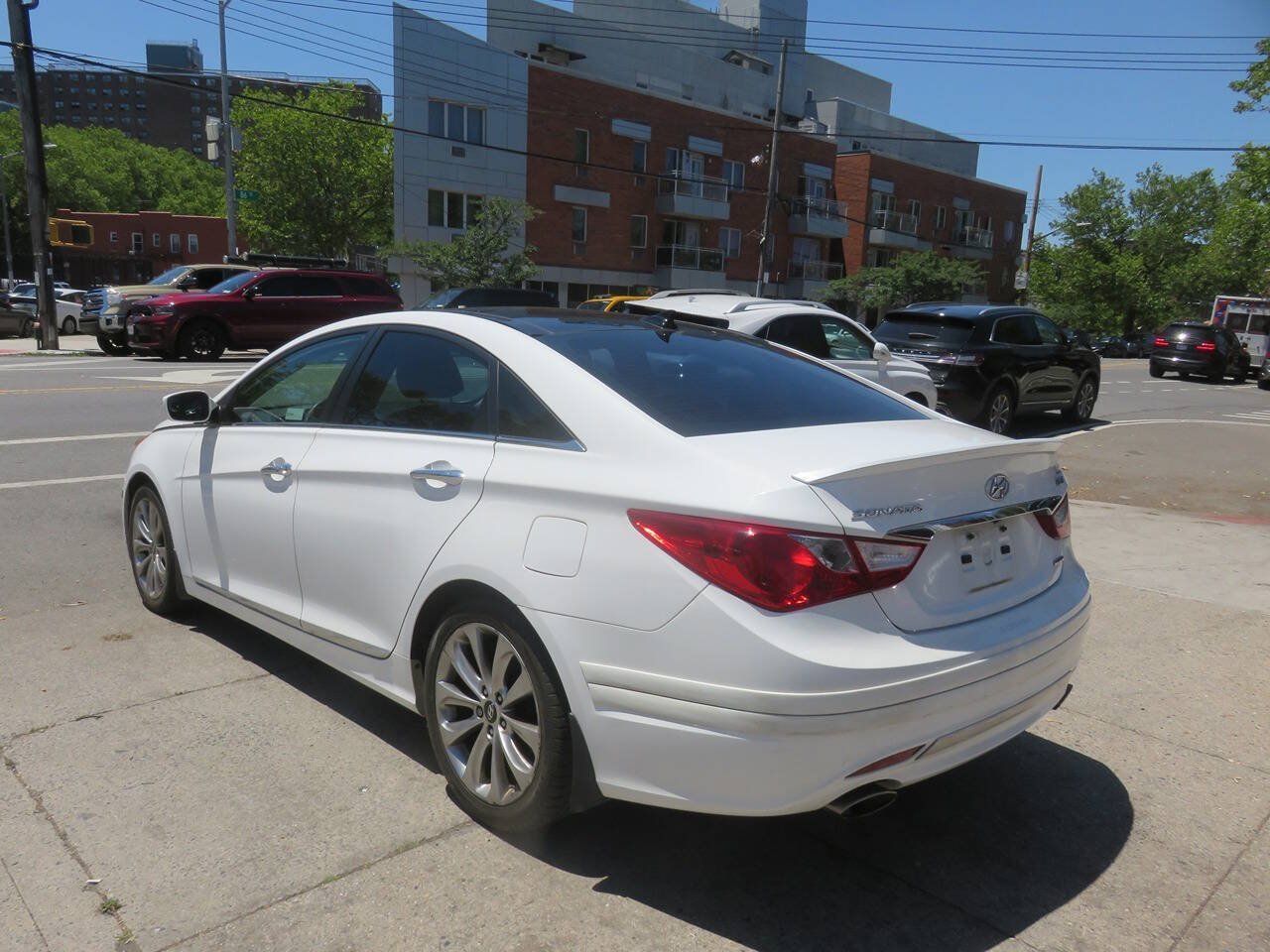 Used 2012 Hyundai Sonata Limited w/ Navigation Pkg FWD image 5