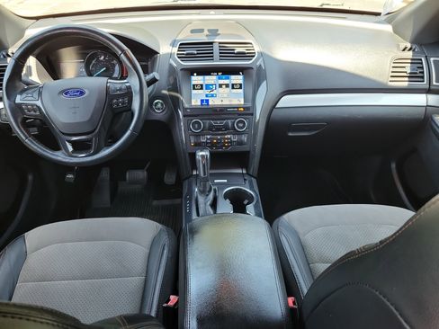 Used 2017 Ford Explorer XLT w/ Equipment Group 202A FWD image 10