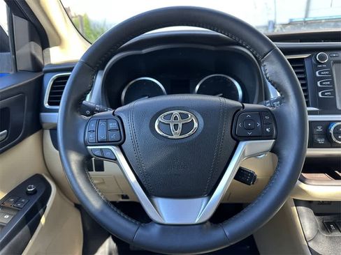 Used 2016 Toyota Highlander XLE image 16