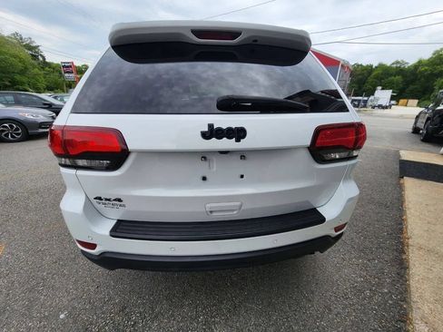 Used 2019 Jeep Grand Cherokee Laredo AWD/4WD image 7