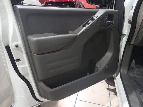 Used 2019 Nissan Frontier SV image 16
