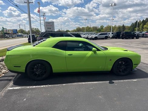 Used 2015 Dodge Challenger R/T Scat Pack w/ Leather Interior Group RWD image 4