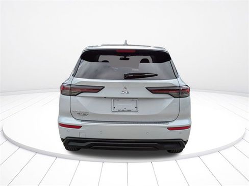 New 2025 Mitsubishi Outlander ES image 5