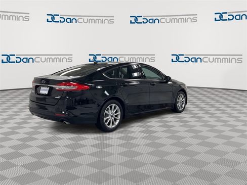 Used 2017 Ford Fusion SE w/ Fusion SE Technology Package image 8
