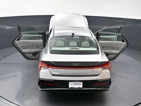 Used 2025 Hyundai Elantra SEL image 39
