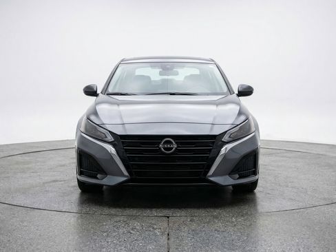 Used 2025 Nissan Altima 2.5 SV image 2