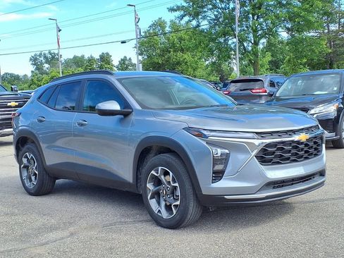 Used 2024 Chevrolet Trax LT w/ Driver Confidence Package FWD image 3
