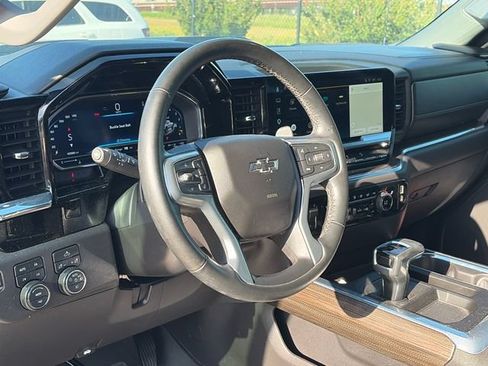 Used 2024 Chevrolet Silverado 1500 LT Trail Boss w/ Convenience Package II AWD/4WD image 17