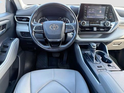 Used 2020 Toyota Highlander XLE AWD/4WD image 21