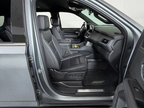 Used 2024 Chevrolet Suburban LT w/ Luxury Package RWD image 5