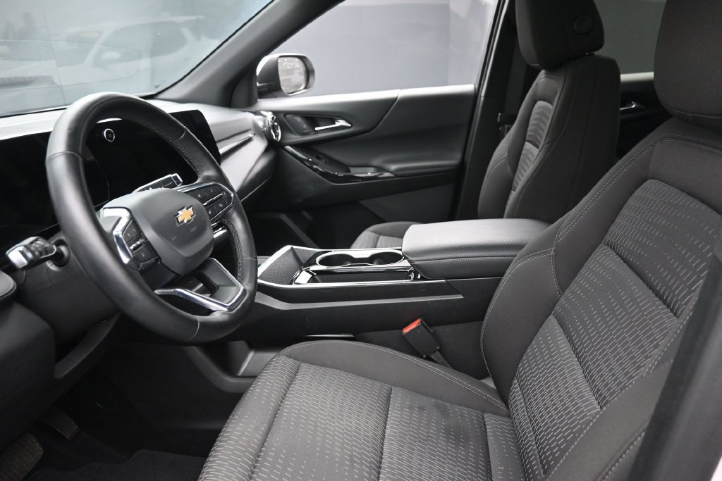 Used 2025 Chevrolet Equinox LT AWD/4WD image 16