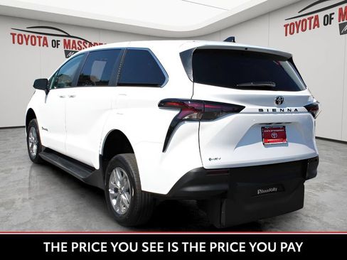 Used 2026 Toyota Sienna LE FWD image 4
