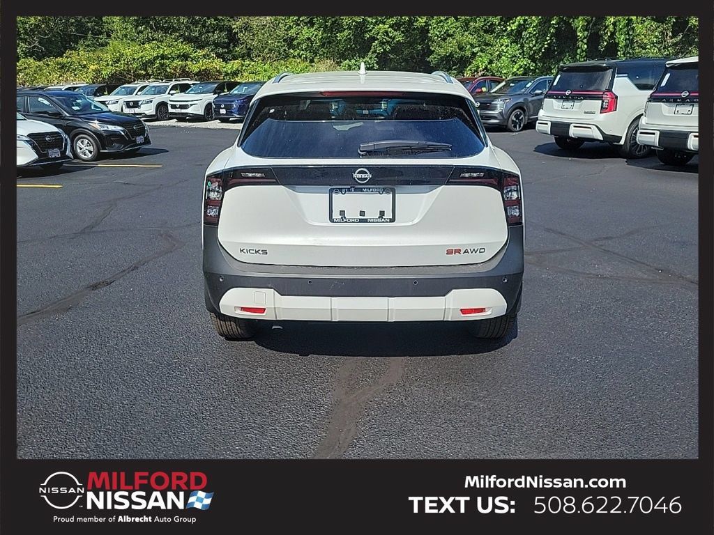 Used 2025 Nissan Kicks SR w/ SR Premium Package AWD/4WD image 3