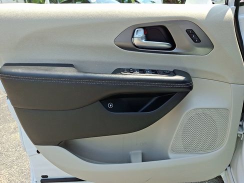 Used 2022 Chrysler Pacifica Touring-L FWD image 13