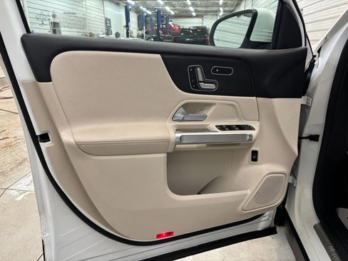 Used 2021 Mercedes-Benz GLB 250 4MATIC image 9