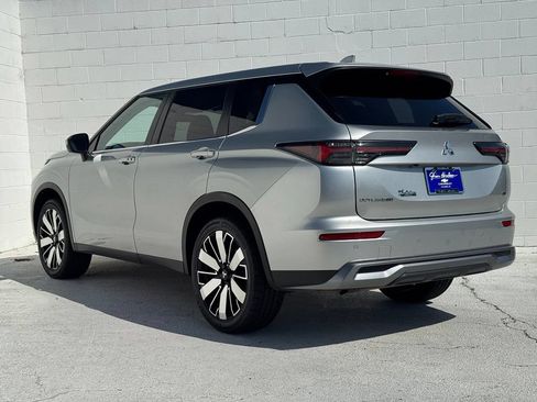 Used 2025 Mitsubishi Outlander SE FWD image 11