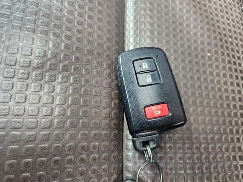 Used 2016 Toyota Tacoma Limited w/ Towing Package image 28