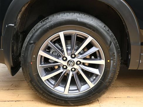 Used 2019 Toyota Highlander XLE AWD/4WD image 17