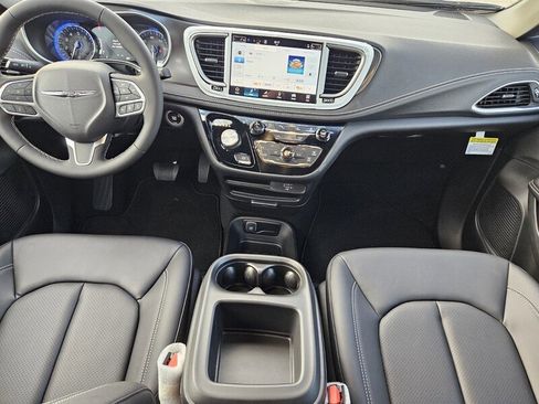 New 2026 Chrysler Pacifica Select image 13