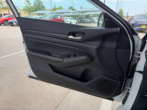 Used 2025 Nissan Altima 2.5 SV FWD image 18