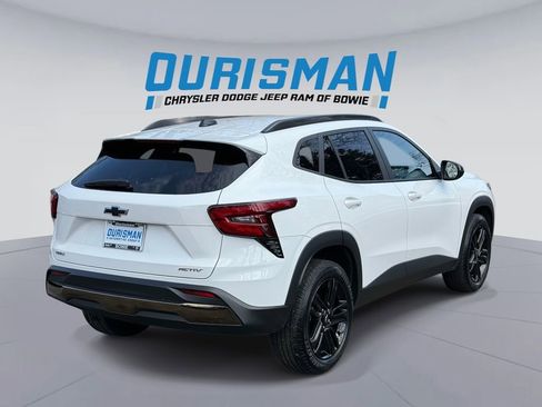 Used 2024 Chevrolet Trax ACTIV w/ Sunroof Package image 2