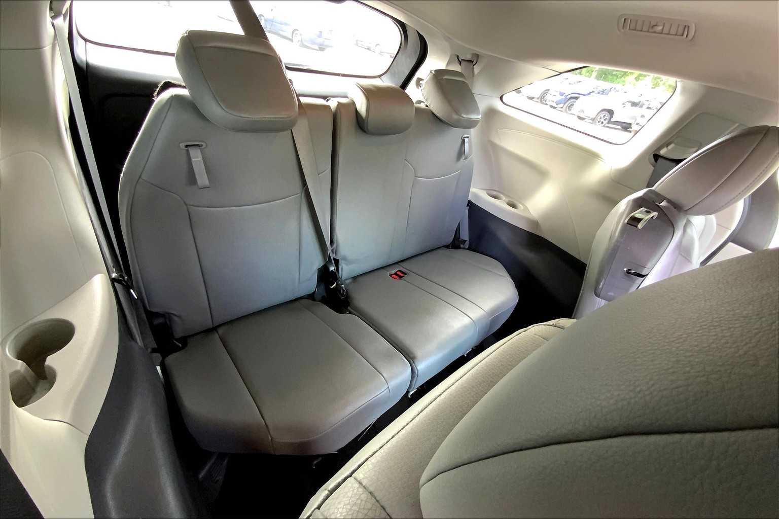 Used 2024 Toyota Sienna XLE FWD image 36