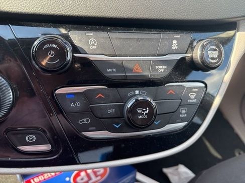 Used 2023 Chrysler Voyager LX image 18