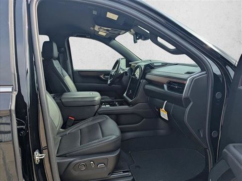 Used 2025 GMC Yukon Denali AWD/4WD image 16