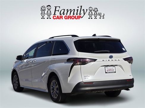 Used 2025 Toyota Sienna XLE image 3