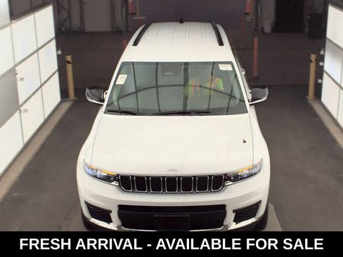 Used 2023 Jeep Grand Cherokee L Limited AWD/4WD image 2