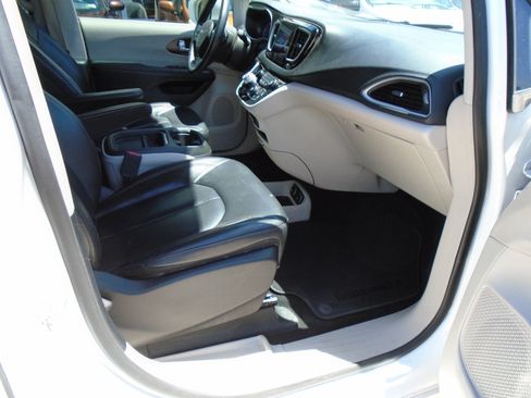 Used 2017 Chrysler Pacifica Touring-L FWD image 13