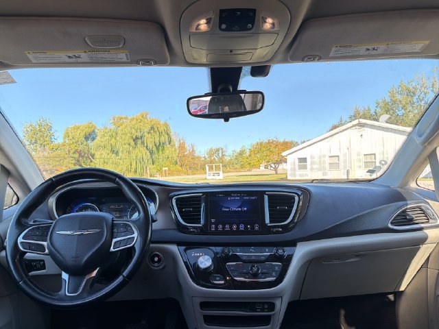 Used 2017 Chrysler Pacifica Touring-L FWD image 13