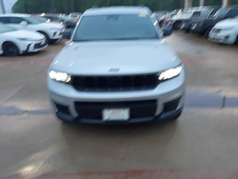 Used 2024 Jeep Grand Cherokee L Laredo image 5