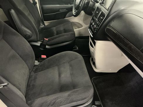 Used 2019 Dodge Grand Caravan SE w/ UConnect Hands-Free Group FWD image 14
