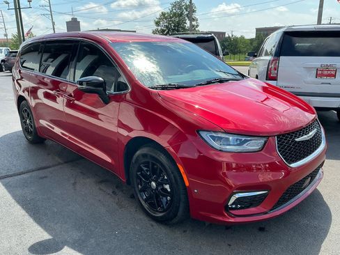 Used 2025 Chrysler Pacifica Select FWD image 3