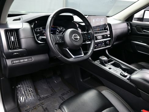 Used 2023 Nissan Pathfinder SL AWD/4WD image 13