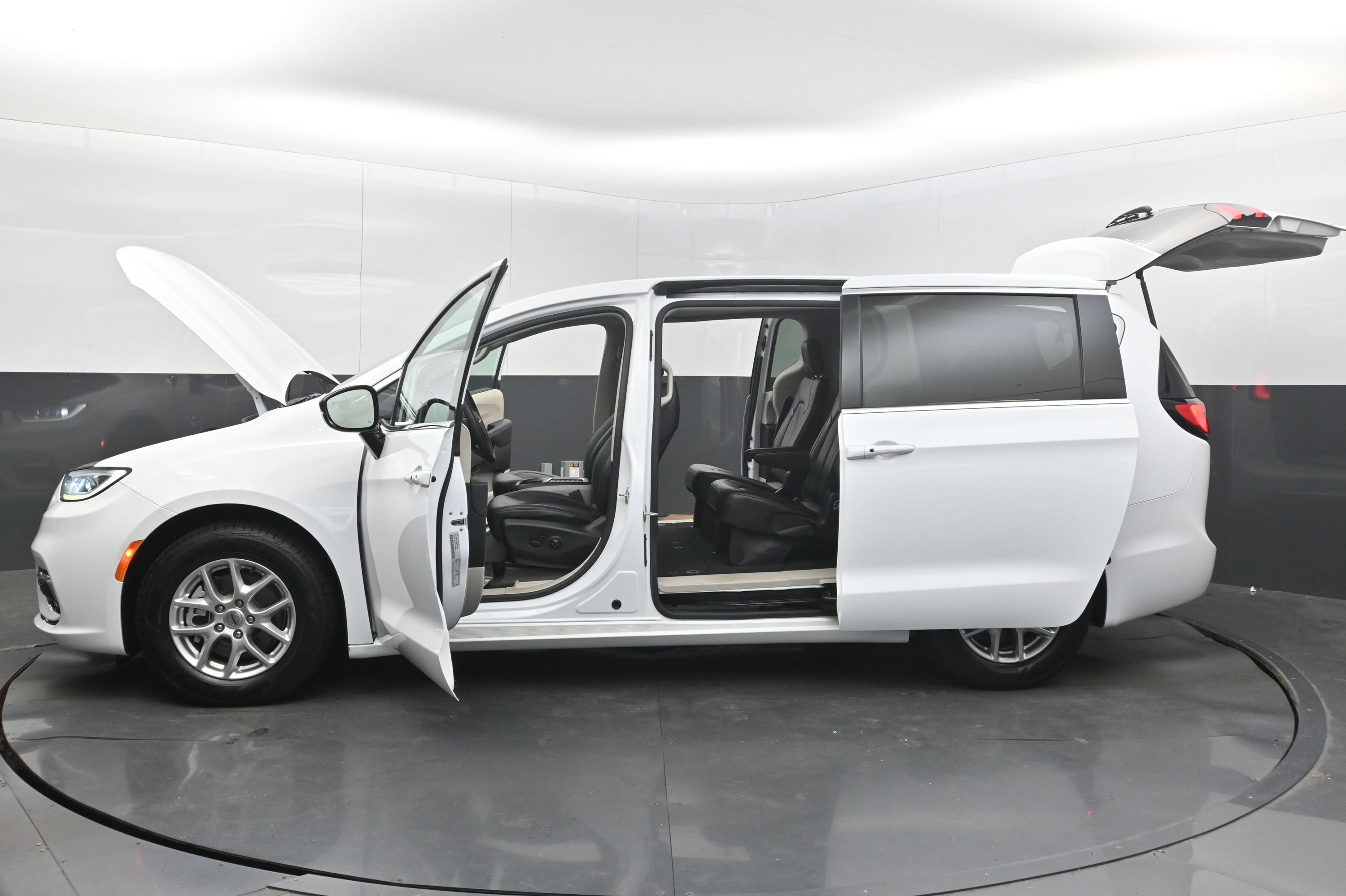 Used 2024 Chrysler Pacifica Touring-L FWD image 45