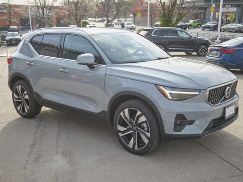 New 2025 Volvo XC40 B5 Plus w/ Climate Package image 4