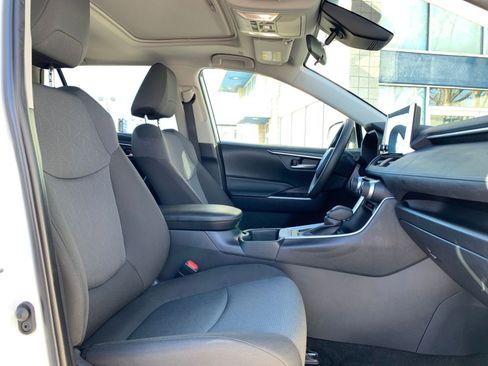 Used 2025 Toyota RAV4 XLE image 38