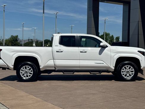 Used 2025 Toyota Tacoma SR5 AWD/4WD image 3