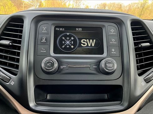 Used 2016 Jeep Cherokee Sport FWD image 14