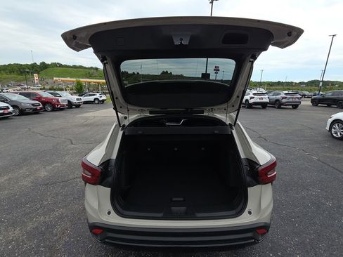 New 2026 Chevrolet Trax RS w/ Sunroof Package FWD image 32