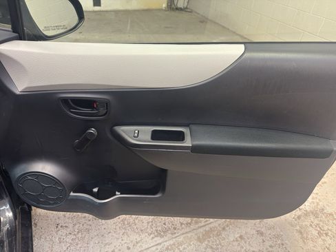 Used 2013 Toyota Yaris L image 19