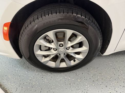 Used 2026 Chrysler Pacifica Limited AWD/4WD image 28