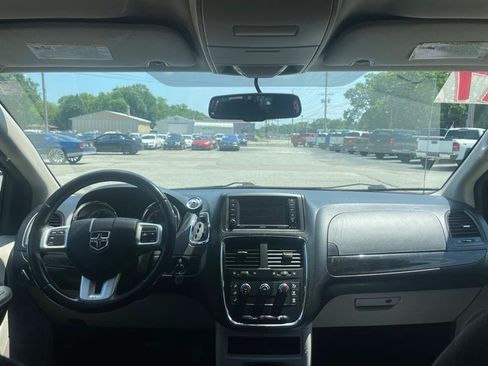 Used 2017 Dodge Grand Caravan w/ UConnect Hands-Free Group FWD image 9