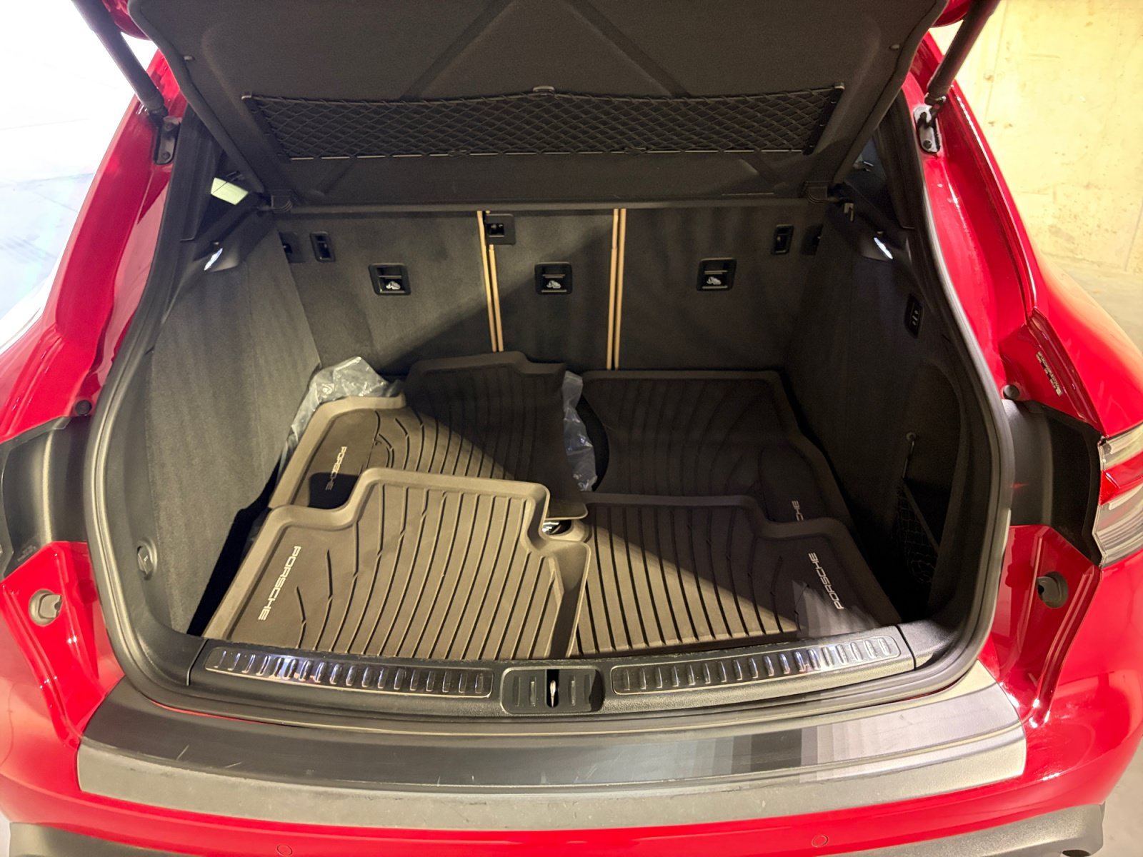 Certified 2023 Porsche Macan S AWD/4WD image 29