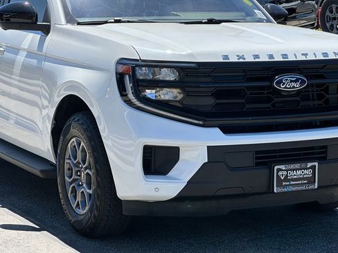 Used 2025 Ford Expedition Active RWD image 11