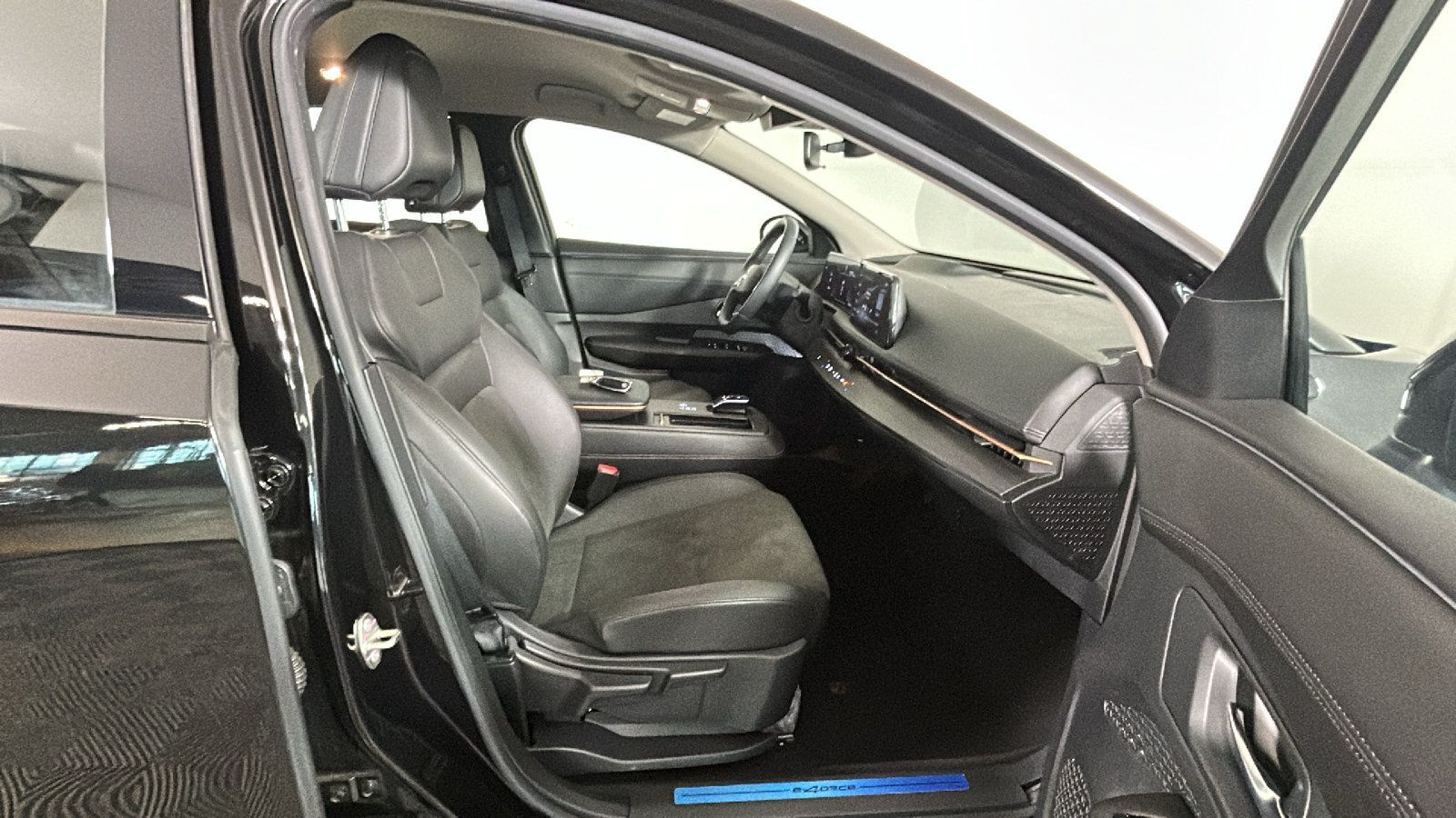 Used 2023 Nissan Ariya AWD image 35