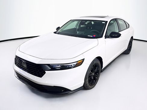 Certified 2025 Honda Accord SE image 4