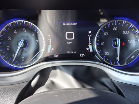 Used 2025 Chrysler Pacifica Limited FWD image 33